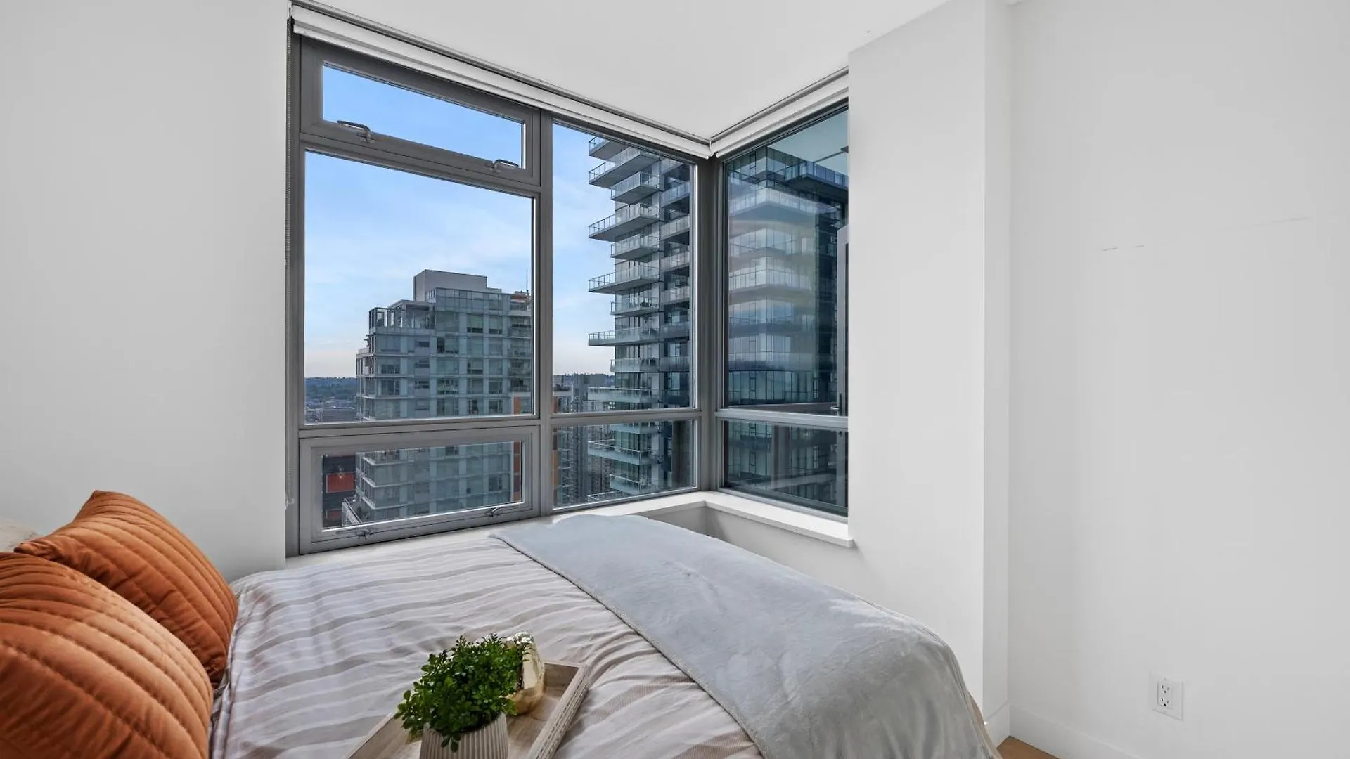Spectacular City Ocean View 2 Bedroom Apartment For Rent Vancouver 0*,  Canada